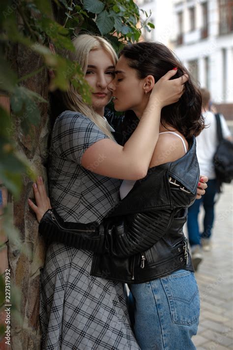 lesbian kissing hd|Lesbians Touching Each Other Video Footage – Browse 720 HD。